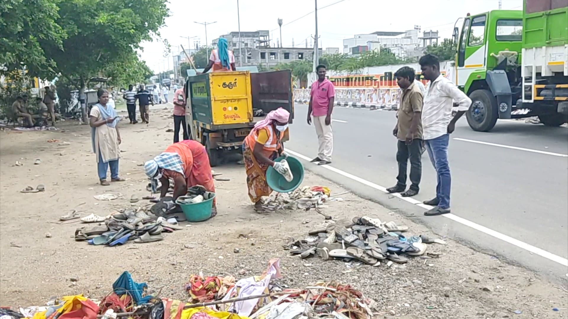 கரூர் கூட்ட நெரிசலில் சிக்கியவர்கள் விட்டுச் சென்ற 450 கிலோ காலணிகள்
