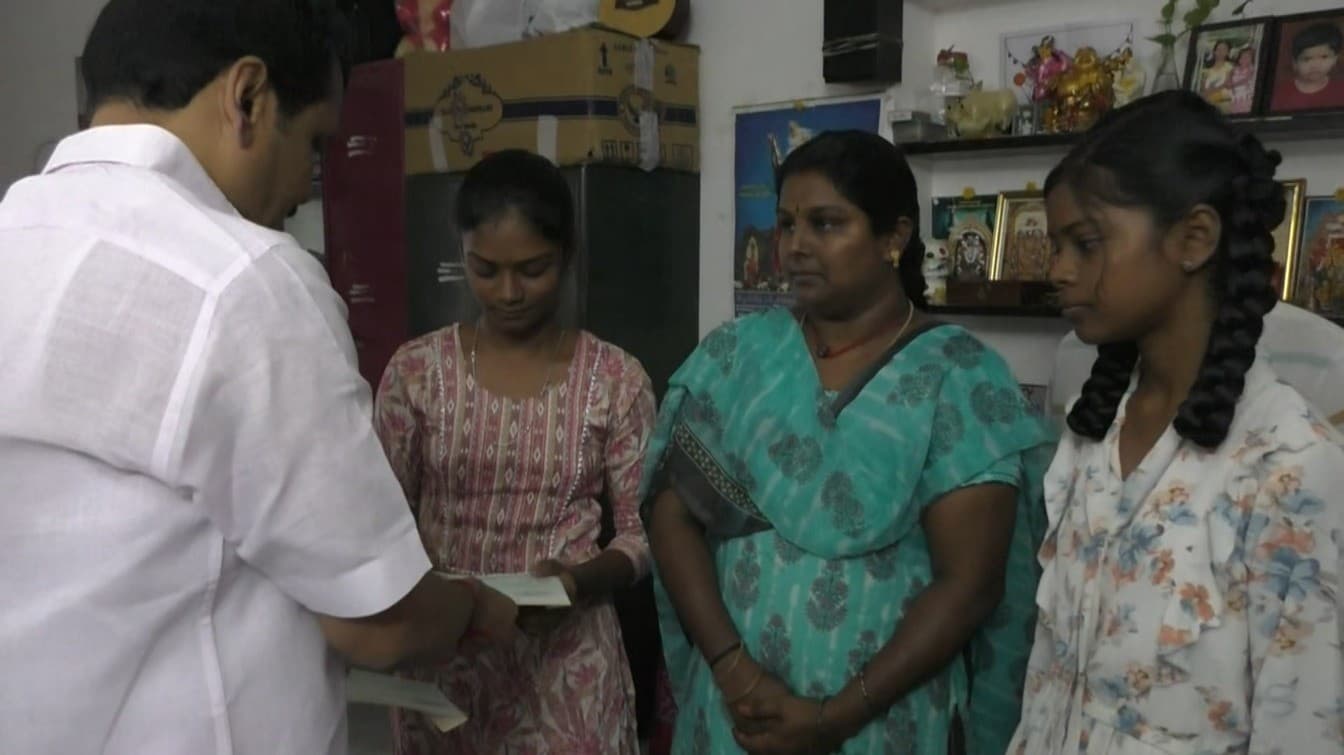 கரூர் துயர சம்பவத்தில் காயமடைந்தவர்களுக்கு தமிழக அரசு நிவாரணம்..!  முன்னாள் அமைச்சர் செந்தில்பாலாஜி  வழங்கினார்..