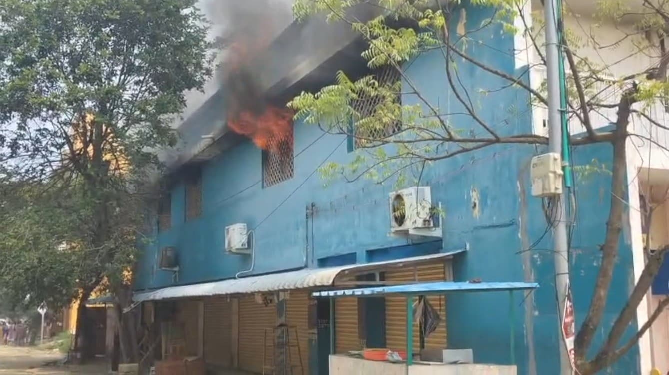 பிளே-ஸ்கூல் இயங்கிவரும் கட்டிடத்தில் தீ..! குழந்தைகள் பாதுகாப்பாக வெளியேற்றம்..