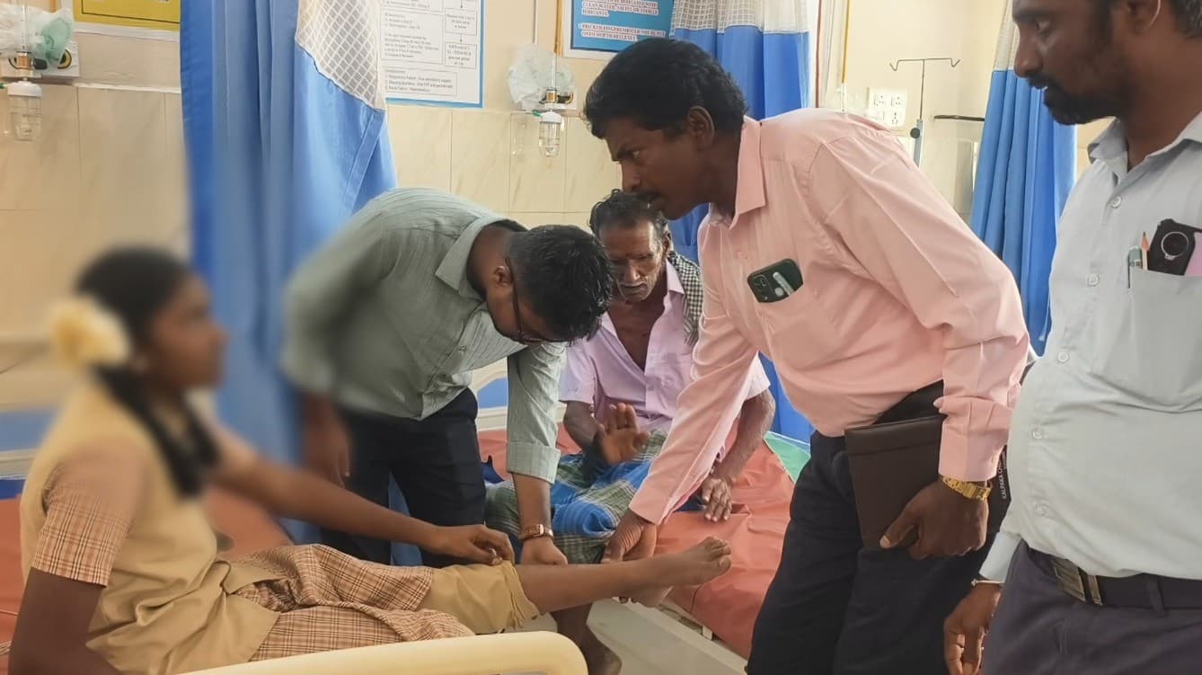 பள்ளிக்குச் சென்ற 10-க்கும் மேற்பட்ட மாணாக்கர்களைக்  கடித்த வெறிநாய்..!