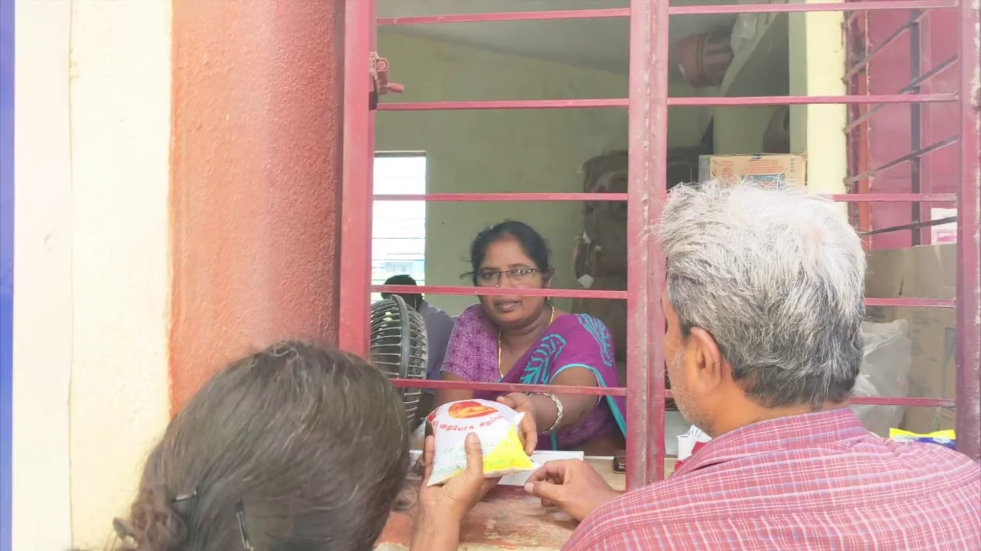 நியாயவிலைக் கடையில் காலாவதியான பாமாயில் விற்பனை.. மக்கள் கேள்வி கேட்டதால் ஊழியர்கள் செய்த செயல்