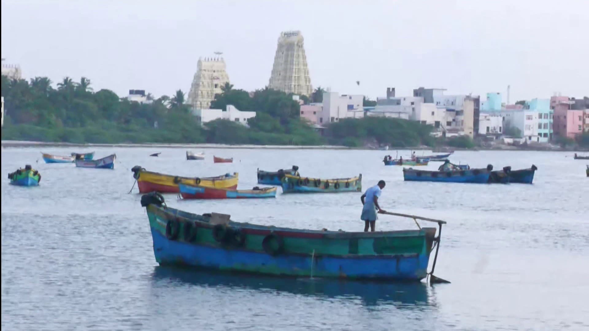 எல்லை தாண்டி மீன் பிடித்ததாகக் கூறி தமிழக மீனவர்கள் 47 பேர் துப்பாக்கி முனையில் கைது