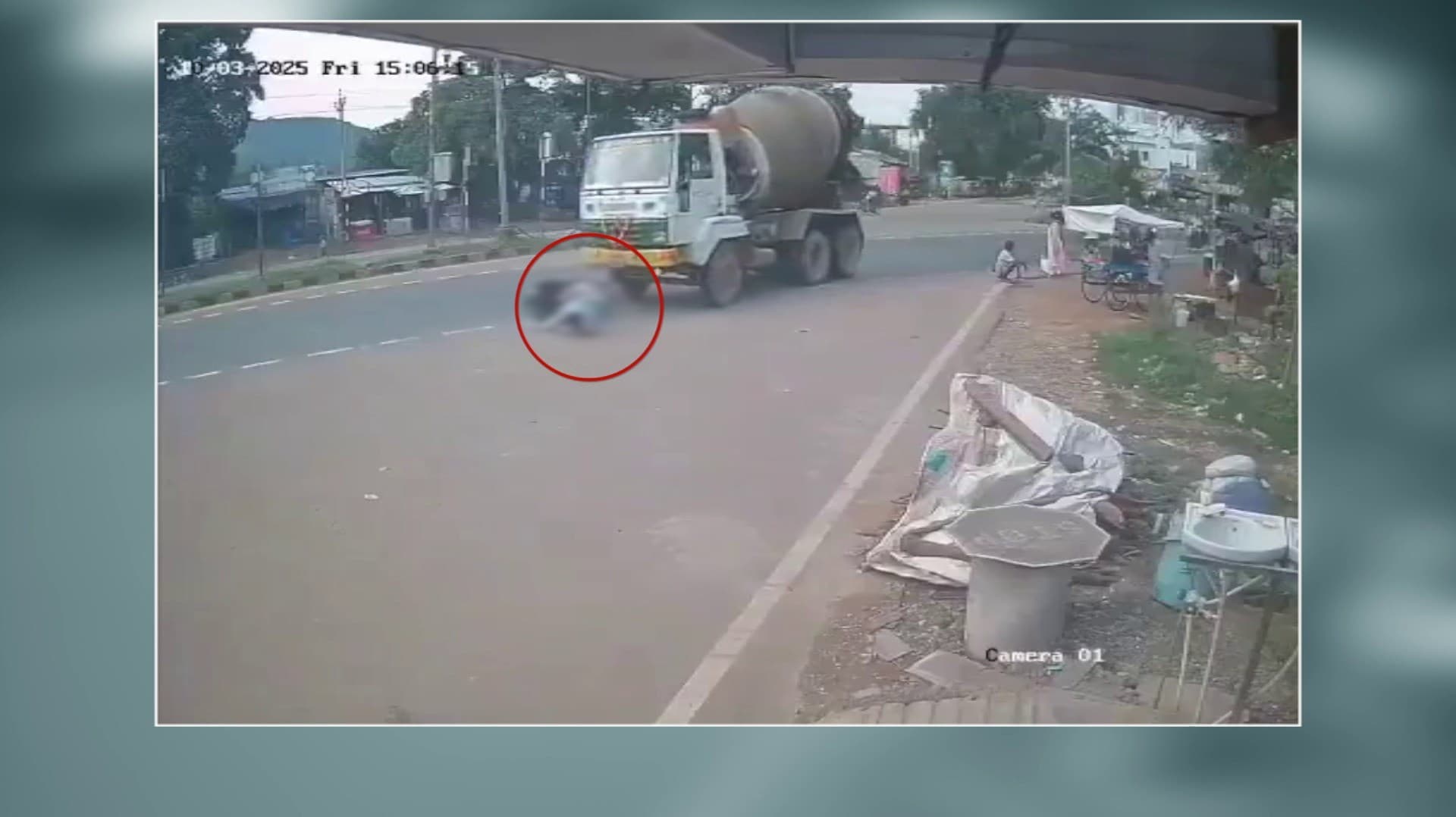 அதிவேகமாக பைக்கில் வந்து, லாரியின் அடியில் சிக்கி உயிர் பிழைத்த இளைஞர்