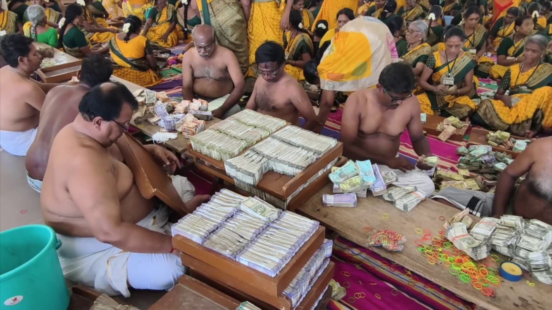 திருச்செந்தூர் கோவிலில் ரூ.5.28 கோடி காணிக்கையாக  செலுத்திய பக்தர்கள்