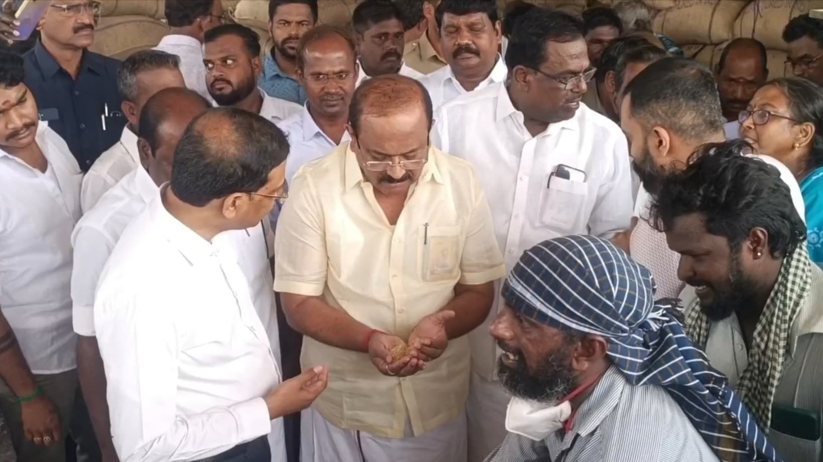 அரசு நேரடி நெல் கொள்முதல் நிலையங்களில் அமைச்சர் சக்கரபாணி  ஆய்வு..!
