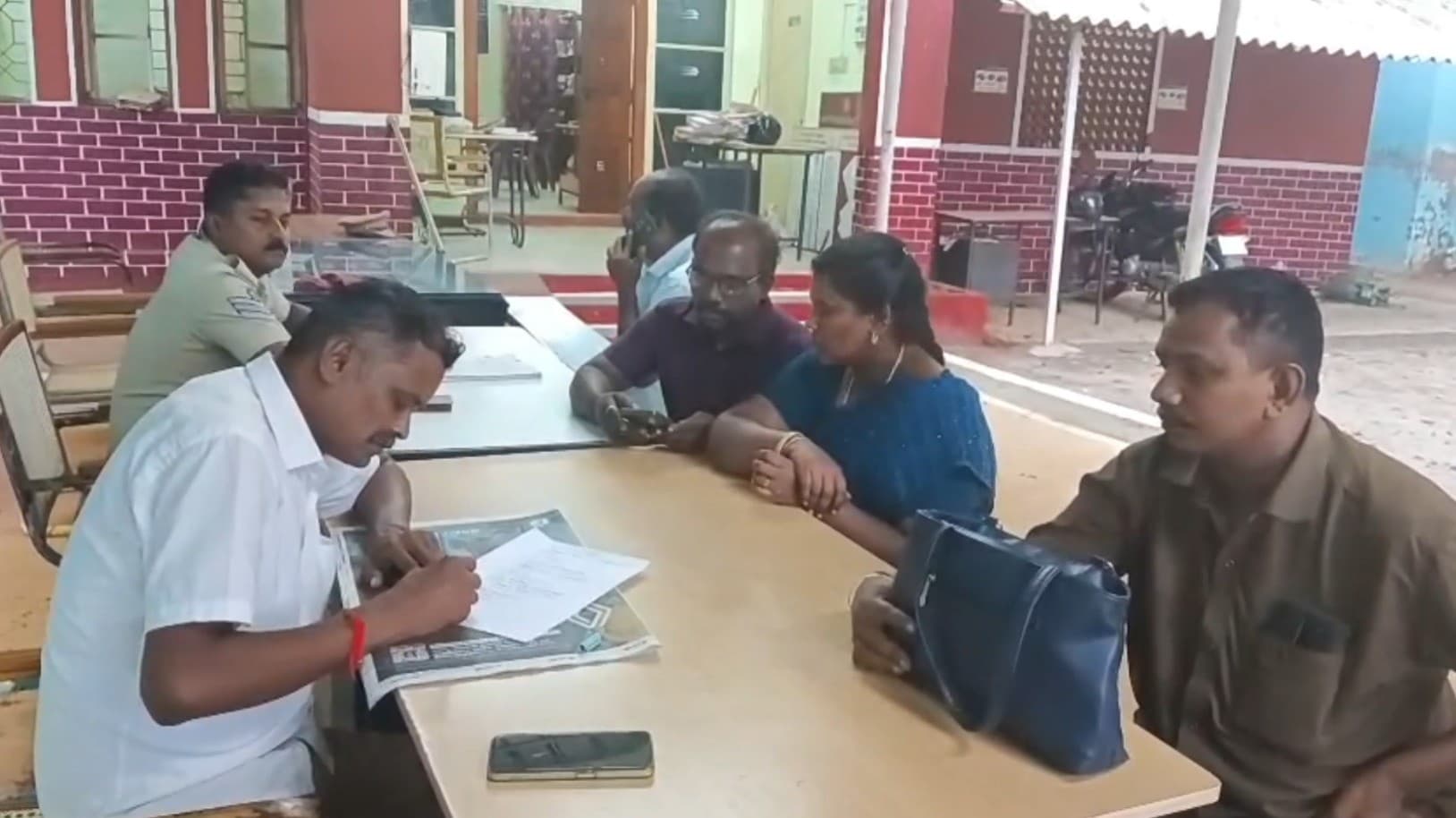 பயணி தவற விட்ட 27 சவரன் நகையை மீட்ட அரசுப் பேருந்து நடத்துநர்..!