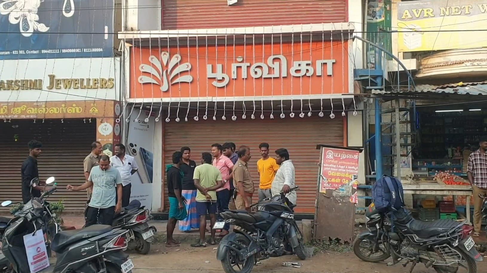 பூர்வீகா மொபைல் கடையில் ரூ.20 லட்சம் மதிப்புள்ள செல்போன்கள் திருட்டு..!