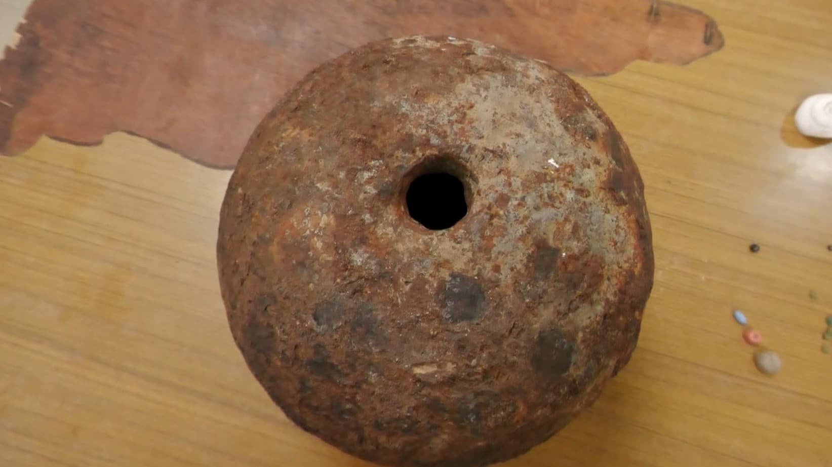 வீடூரில் கர்நாடக போரில் பயன்படுத்தியதாக நம்பப்படும் இரும்பு பீரங்கி குண்டு கண்டெடுப்பு