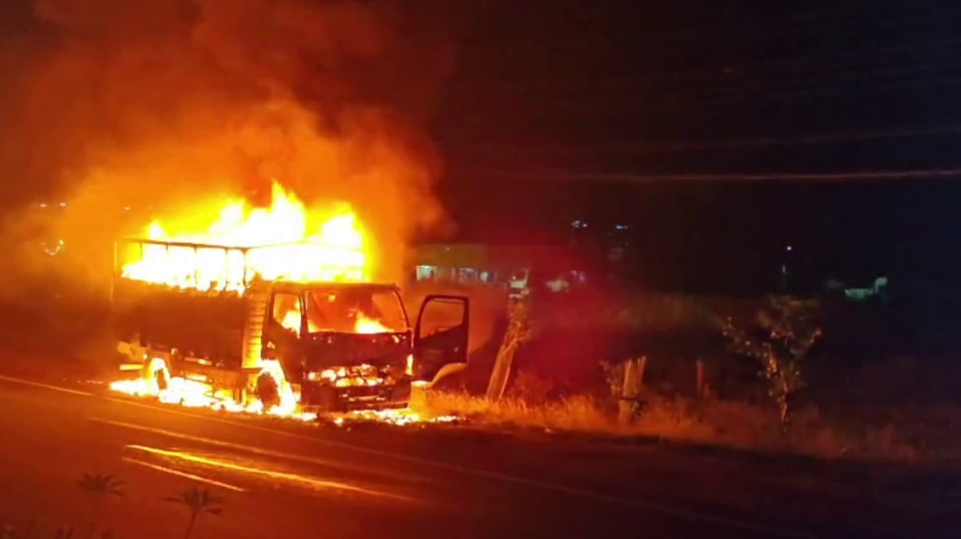 காரியாபட்டி அருகே கர்நாடக வேன் தீப்பிடித்து எரிந்து விபத்து