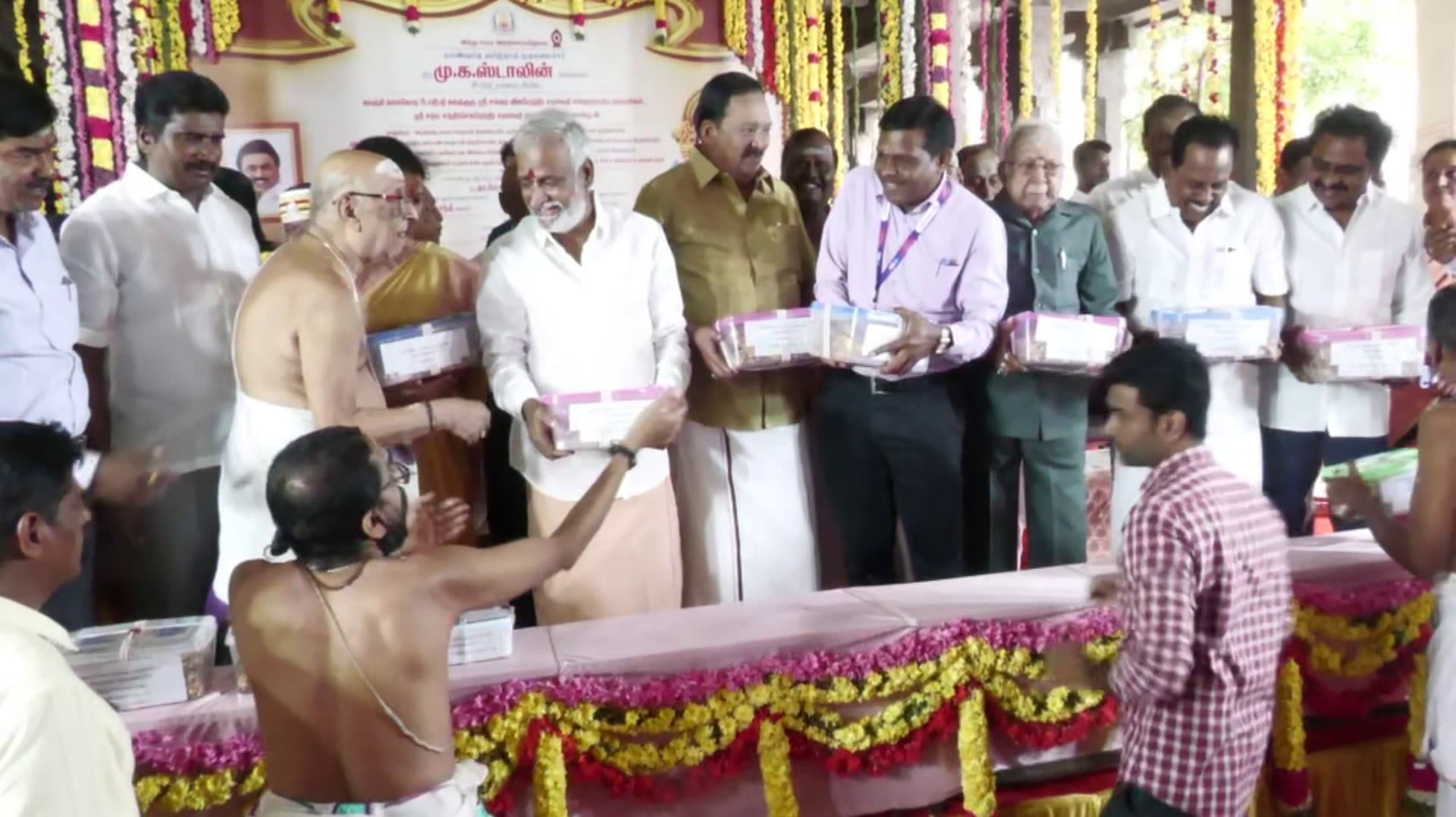 4 கோயில்களுக்குச் சொந்தமான  53 கிலோ  தங்க நகைகள் முதலீடு