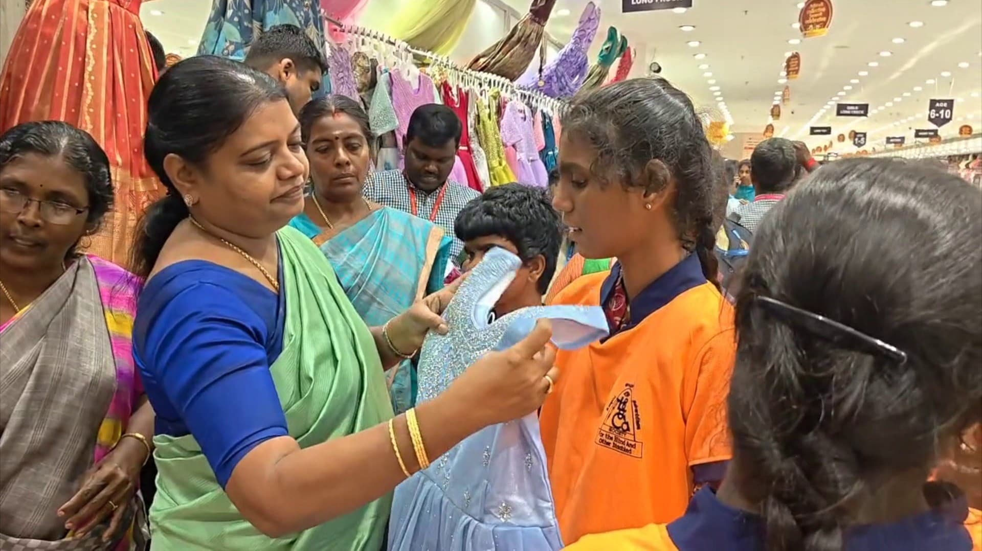 அன்புக் கரங்கள்& மாற்றுத்திறனாளி மாணாக்கர்களுடன்அமைச்சர் கீதா ஜீவன் தீபாவளி கொண்டாட்டம்..