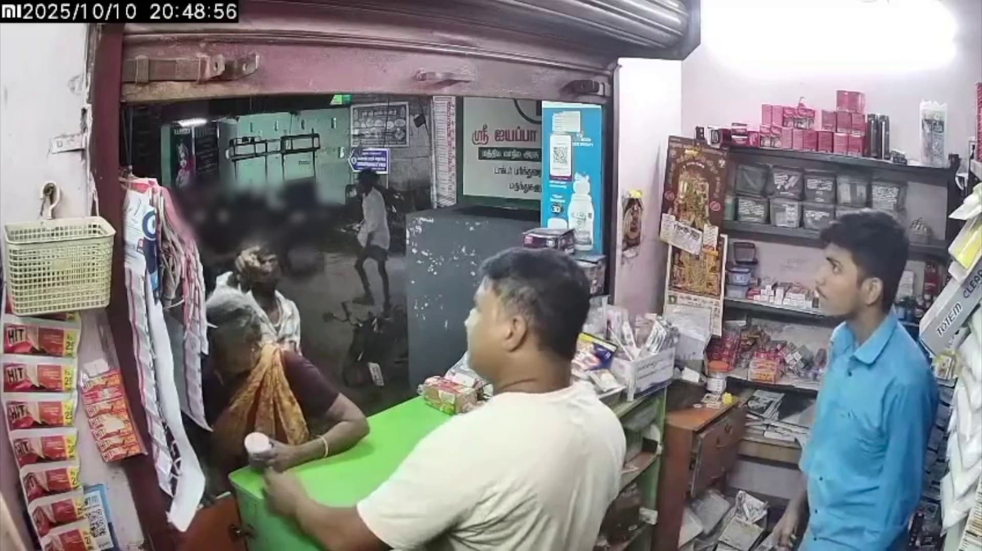 கையில் அரிவாளுடன் பொதுமக்களை மிரட்டிய 5 பேர் கைது