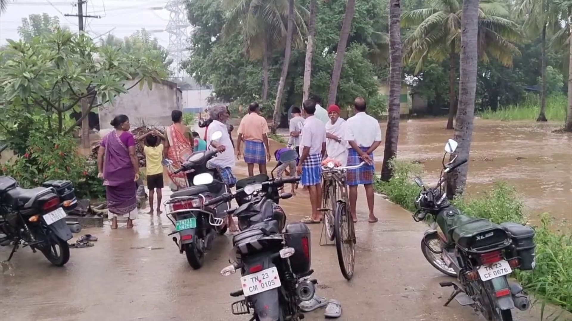 வேலூர் மாவட்டத்தில் இரவு முழுவதும் கொட்டிய கனமழை.. ஊருக்குள் புகுந்த தண்ணீர்