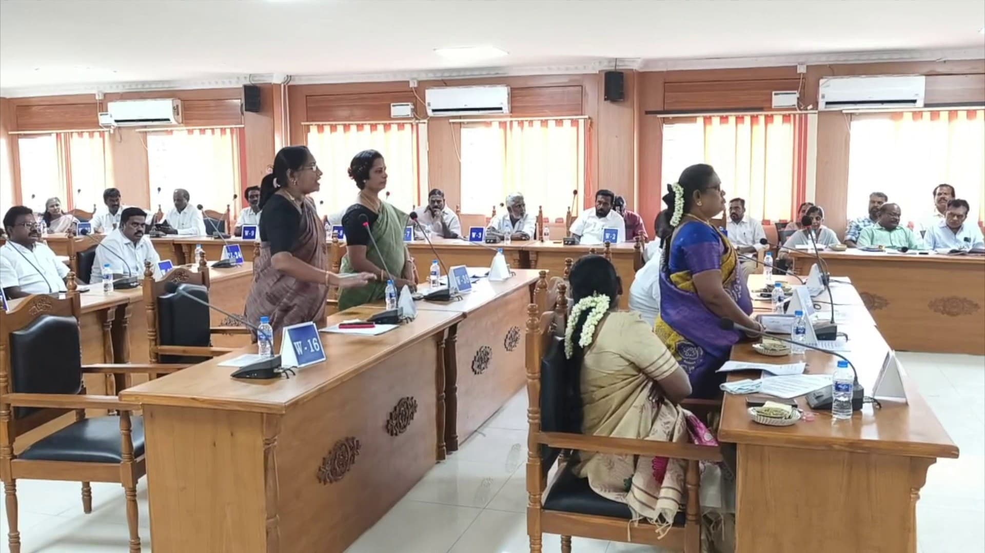 "மாதாமாதம் கூட்டம் நடத்த முடியவில்லை என்றால் பதவி விலகுங்கள்"