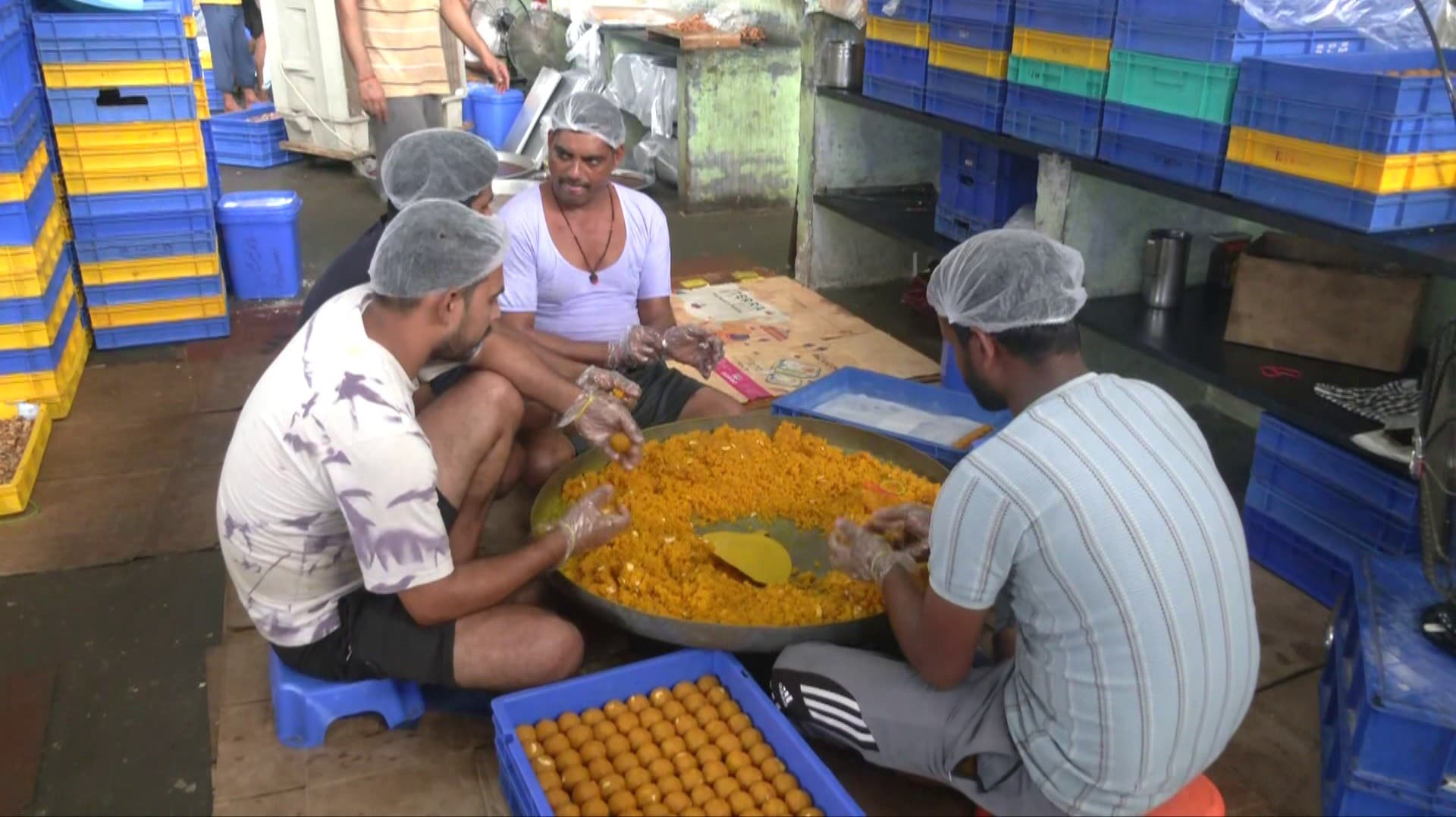 நெருங்கும் தீபாவளி பண்டிகை.. விதவிதமான இனிப்பு, கார வகைகள் தயாரிப்பு தீவிரம்