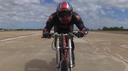 மணிக்கு 175.89 மைல் வேகத்தில் சைக்கிளில் பயணித்து தனது முந்தைய கின்னஸ் உலக சாதனையை முறியடித்தார்  பிரிட்டன் வீரர் நீல் கேம்ப்பெல்