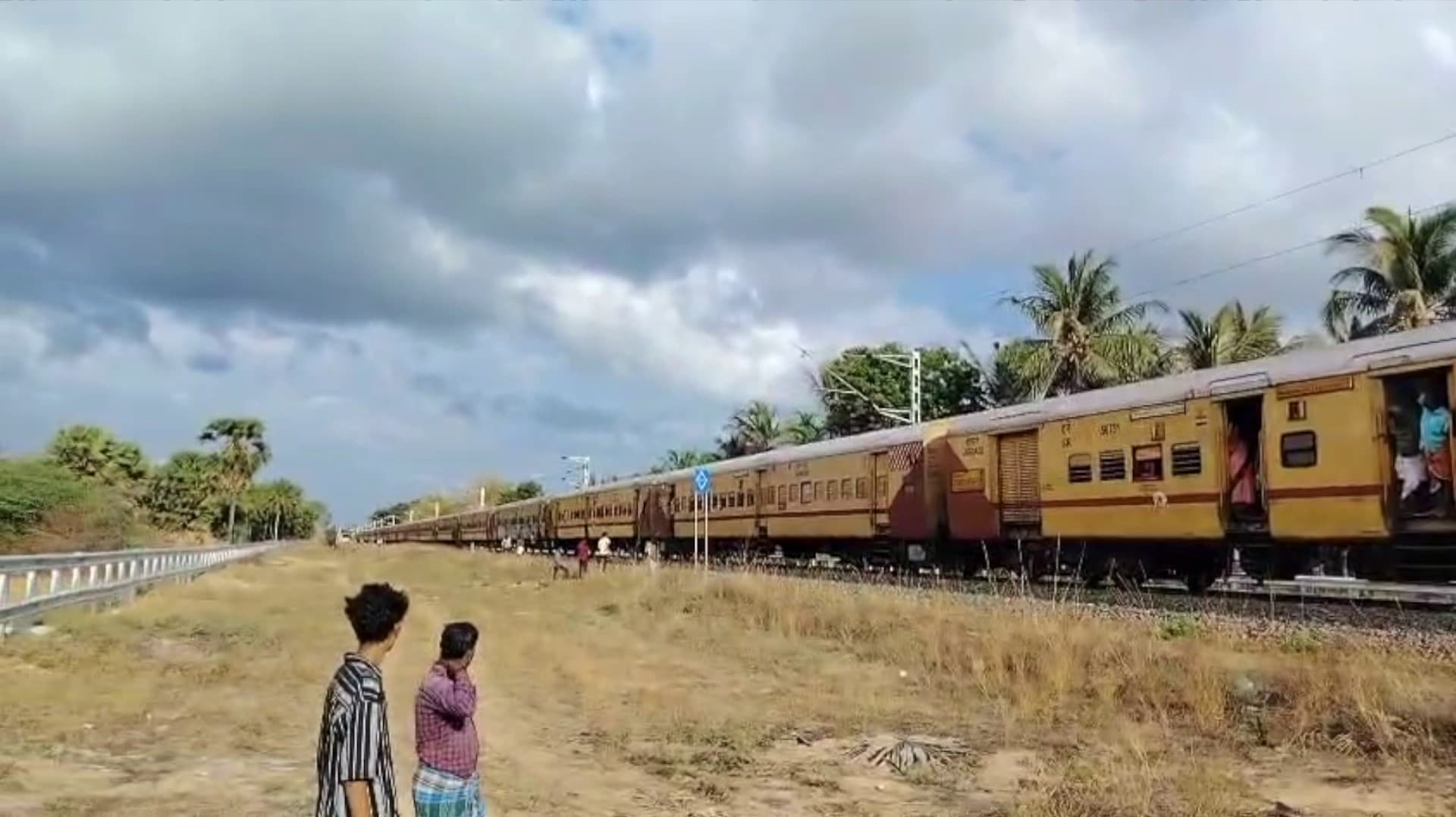இராமநாதபுரம் மாவட்டம் உச்சிப்புளி அருகே நடுவழியில் நின்ற விரைவு ரயில்