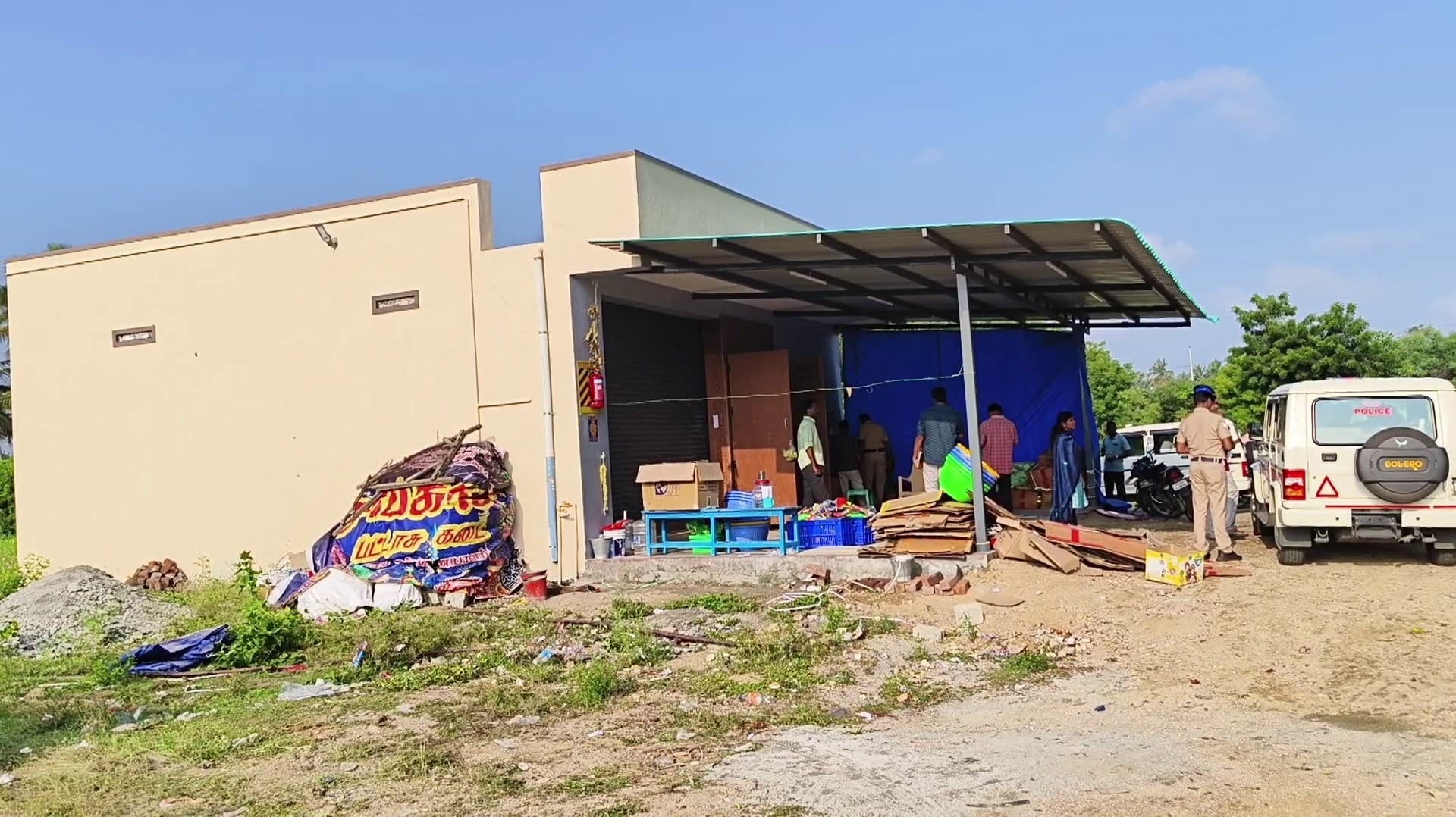 அனுமதி பெறாத பட்டாசு குடோனுக்கு வருவாய்த்துறையினர் வைத்த சீல்