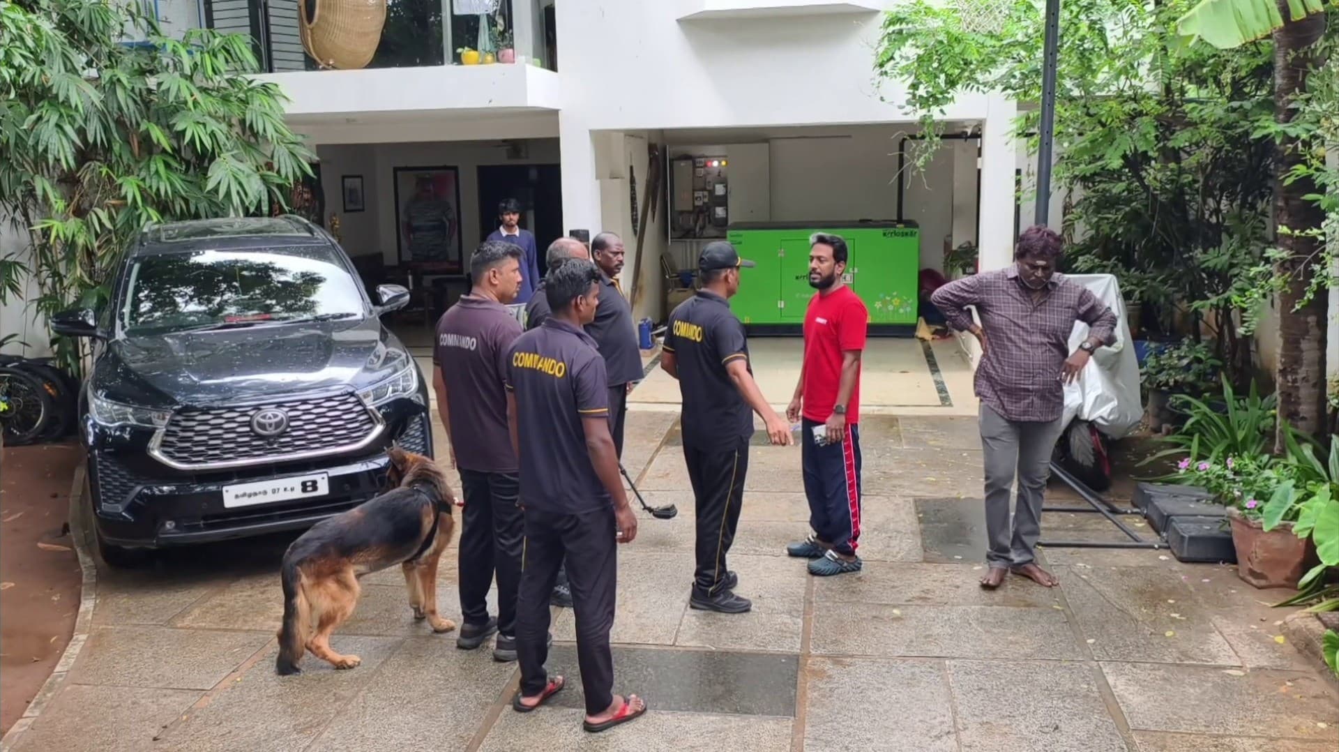 சீமான் வீட்டிற்கு வெடிகுண்டு மிரட்டல்.. மோப்பநாய் மூலம் சோதனை