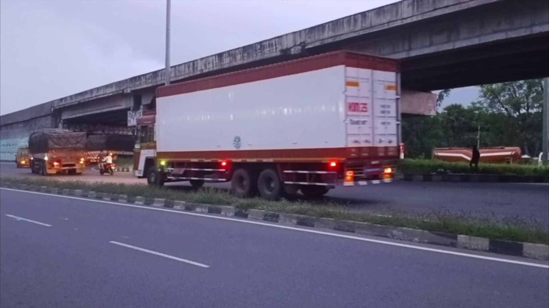 ஓமலூர் நகருக்குள் லாரிகள் செல்ல தடை - என்ன காரணம்?