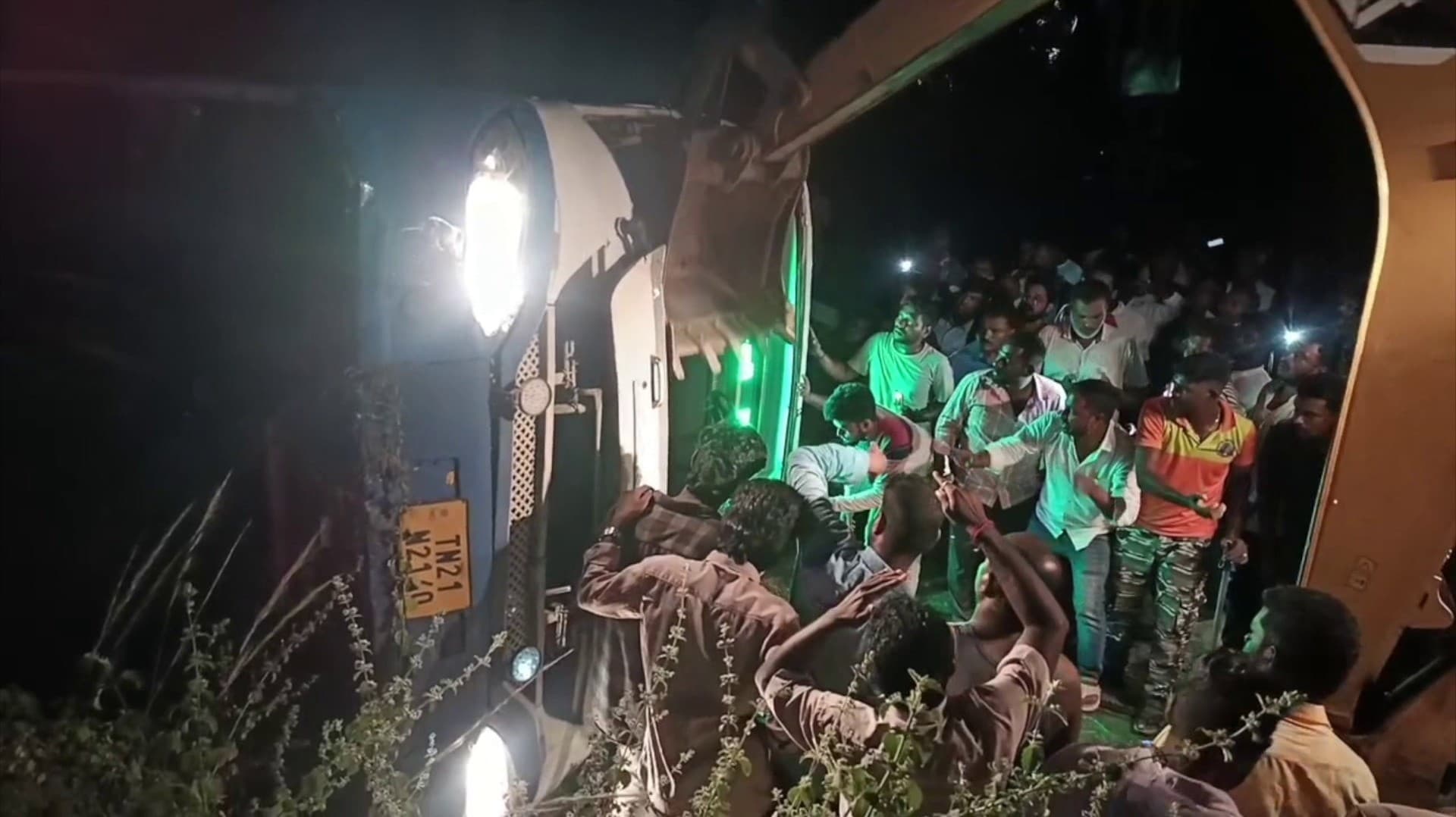 லாரி மீது மோதாமல் இருக்க திருப்பிய போது பள்ளத்தில் கவிழ்ந்த அரசு பேருந்து