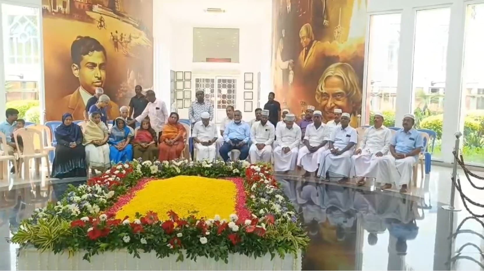 முன்னாள் குடியரசு தலைவர் அப்துல் கலாமின் 94ஆவது பிறந்தநாள்..!  கலாம்  தேசிய நினைவகத்தில் குடும்பத்தினர் சிறப்பு பிரார்த்தனை..