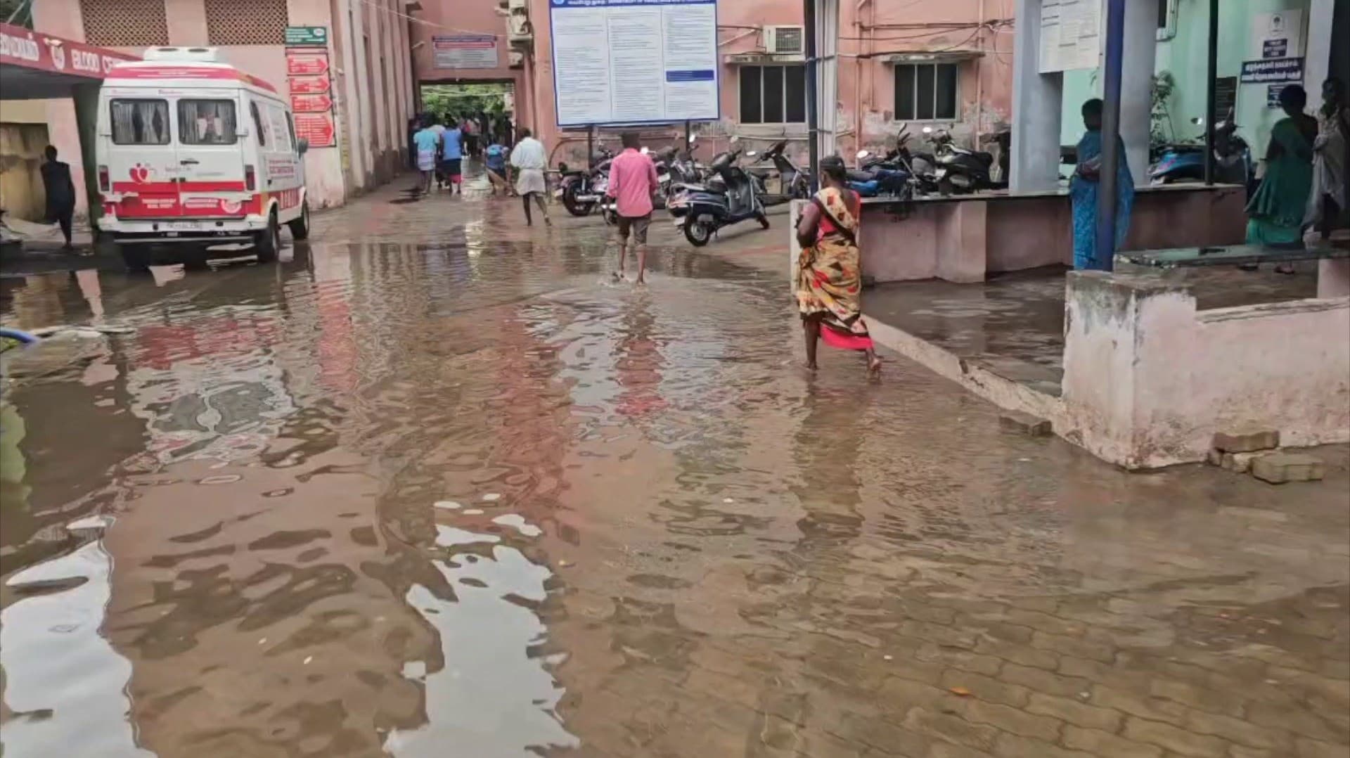 பலத்த மழையால் அரசு மருத்துவமனை வளாகத்தில் புகுந்த மழை நீர்.. மருத்துவமனை ஊழியர்கள் மற்றும் நோயாளிகள் சிரமம்
