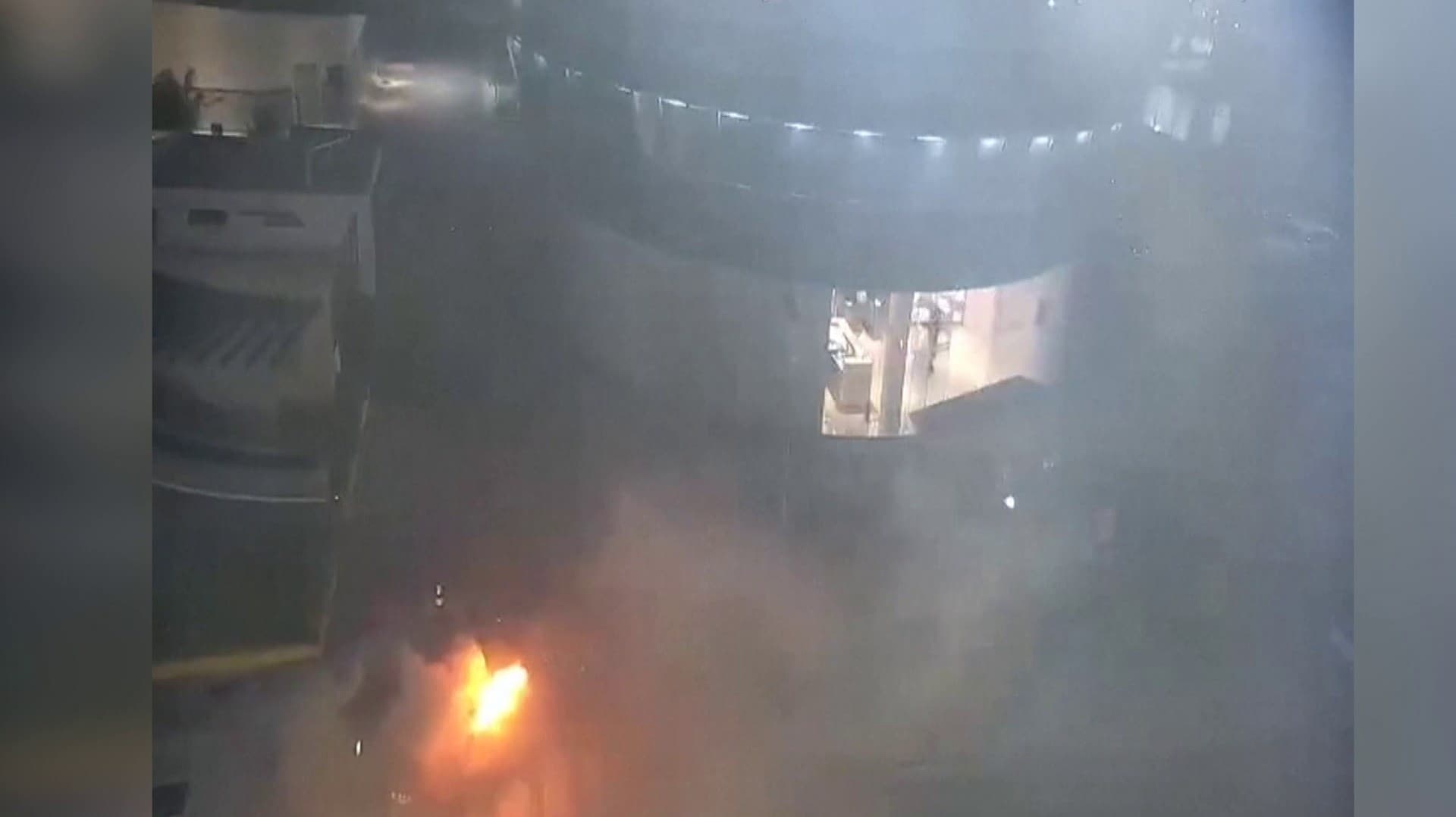 ஷாப்பிங் மாலுக்கு எதிரே வெடித்து சிதறிய பிக்-அப் வாகனம் - ஒருவர் உயிரிழப்பு