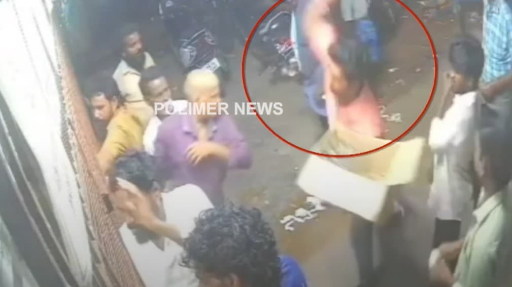 ஓசியில் மதுபானம் கேட்டு டாஸ்மாக்கில் பாட்டில்களை வீசி ரகளை