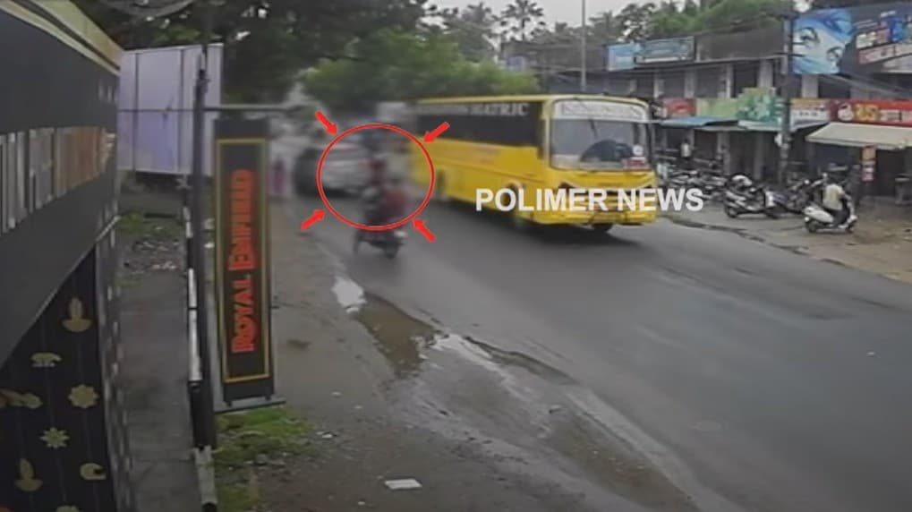 கல்லூரி பேருந்து சக்கரத்தில் சிக்கி பெண் உயிரிழப்பு - பதைப்பதைக்கும் சிசிடிவி காட்சி