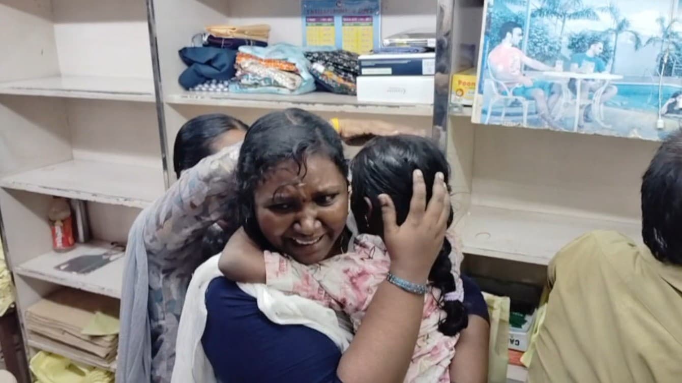 பிரபல துணிக்கடை லிப்டில் ஏற்பட்ட தொழில்நுட்ப கோளாறு..! லிப்டில் சிக்கிக் கொண்டவர்கள் பாதுகாப்பாக மீட்பு..