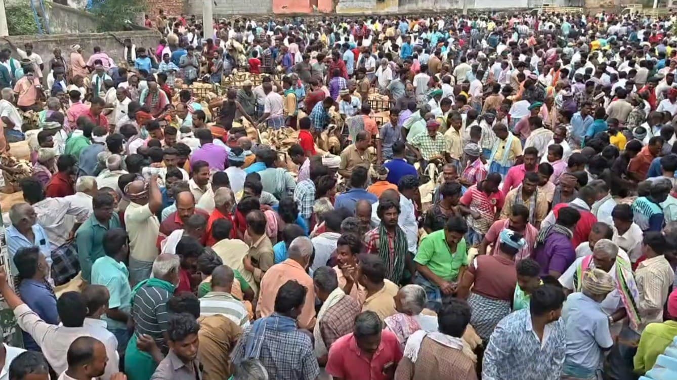 தீபாவளியையொட்டி ஆட்டுச் சந்தையில், அதிகாலையிலேயே களைகட்டிய ஆடு விற்பனை..!