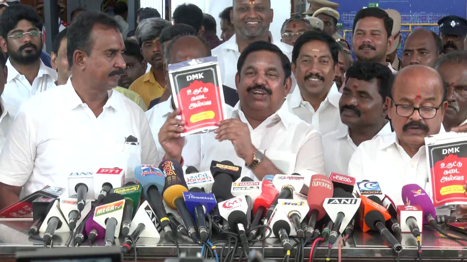 ”உருட்டு கடை அல்வா” என்று அச்சிடப்பட்ட பாக்கெட்டுகளை விநியோகித்த இ.பி.எஸ்.