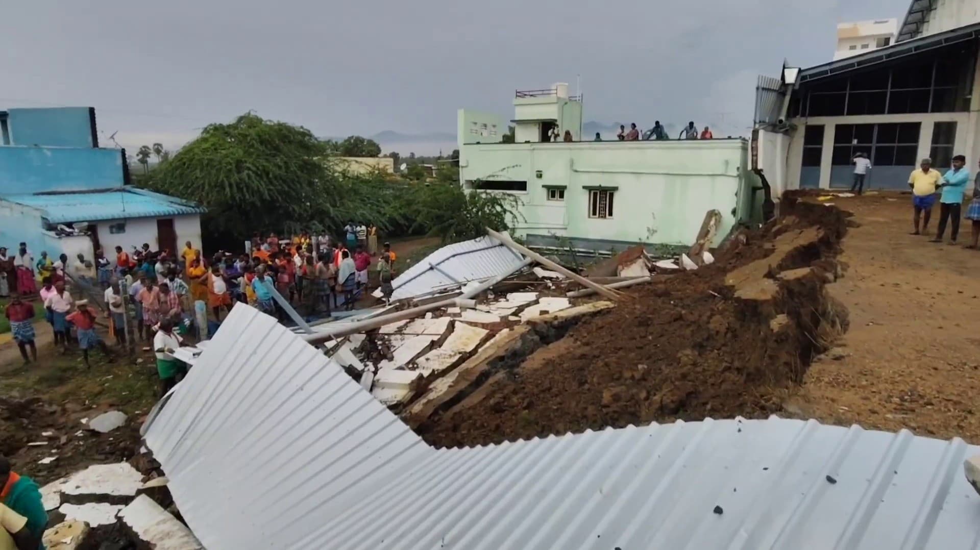 கனமழையால் மதில் சுவர் இடிந்து விழுந்து 100-க்கும் மேற்பட்ட ஆடுகள் இறப்பு