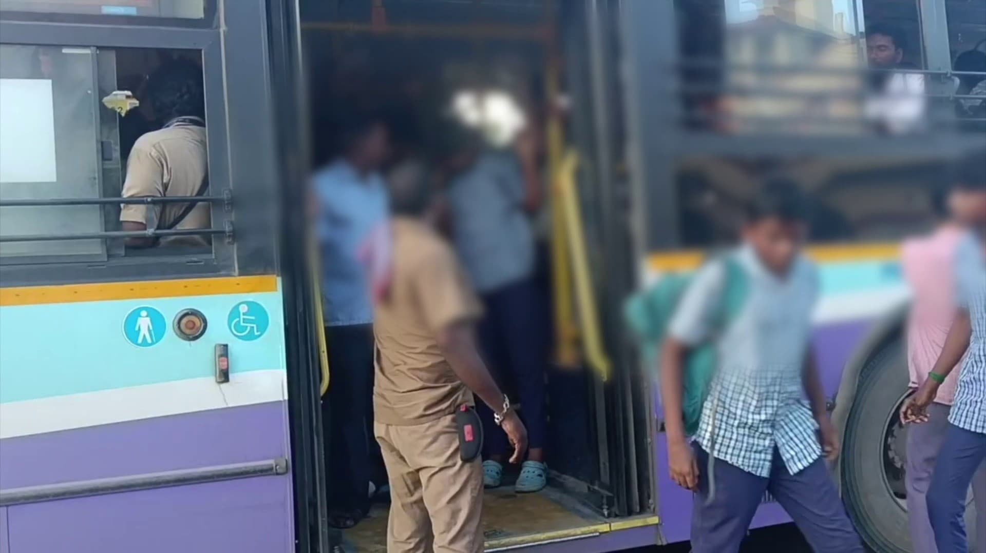 அரசுப் பேருந்திலிருந்து மாணவர்களை கீழே இறக்கி விட்ட ஓட்டுநர்