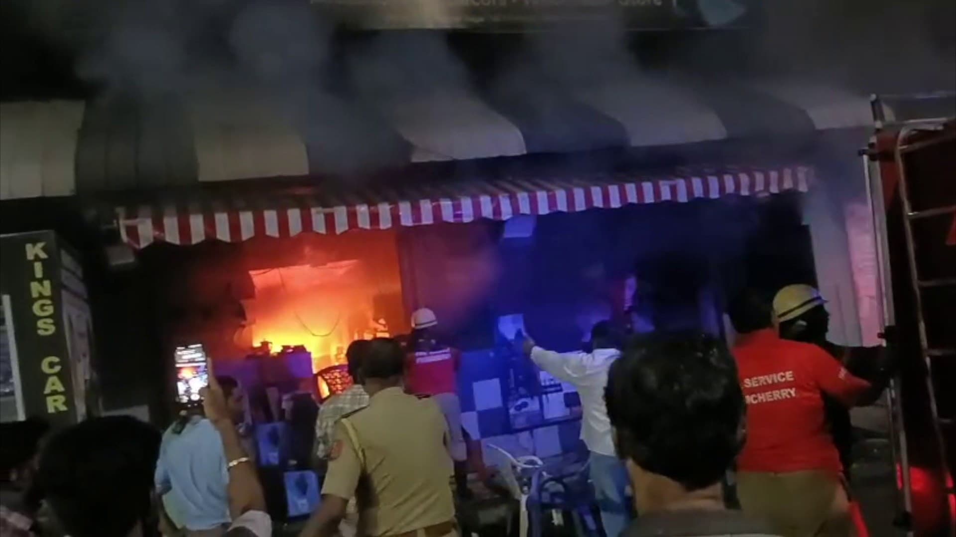 கார் உதிரிபாகக் கடையில் திடீர் தீ விபத்து - பல லட்சம் ரூபாய் மதிப்பிலான பொருட்கள் சேதம்