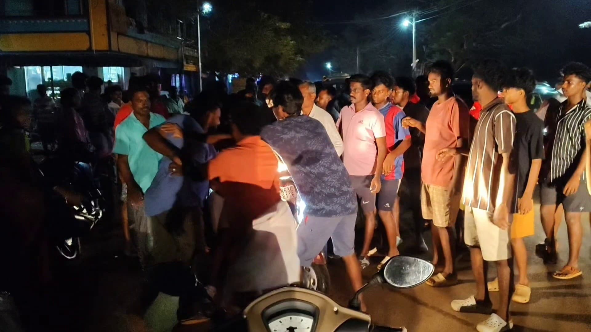 டீ கடையில் இரு கிராம இளைஞர்கள் மோதல் - சாலைமறியலில் ஈடுபட்ட ஒருதரப்பு கிராம மக்கள்