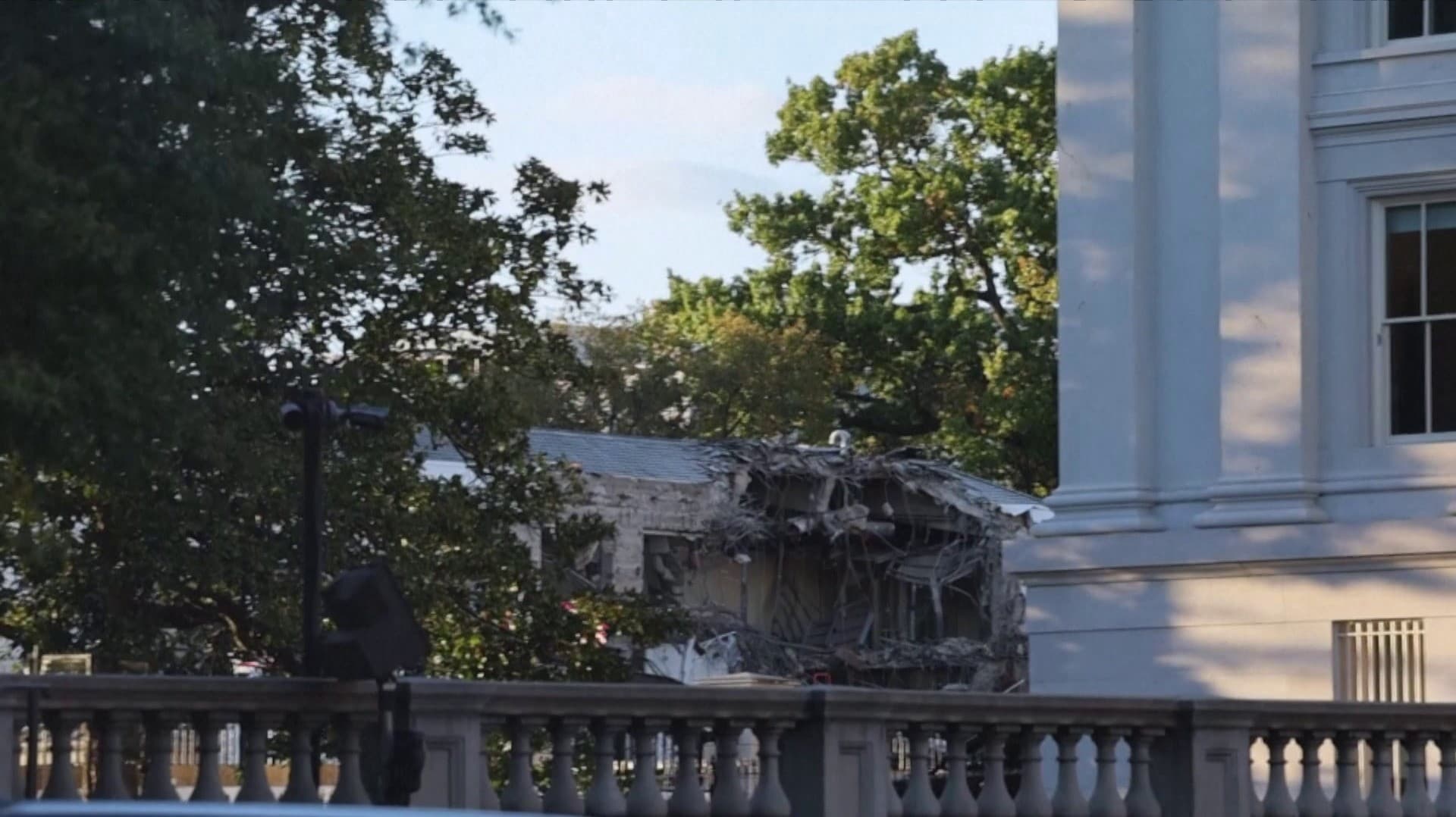 வெள்ளை மாளிகையில் ஈஸ்ட் விங் பகுதியை இடிக்கும் பணி தொடங்கம்