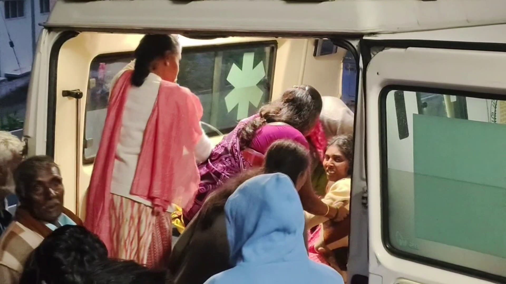 காட்டெருமை தாக்கியதில் 7 மாத கர்ப்பிணி படுகாயம்