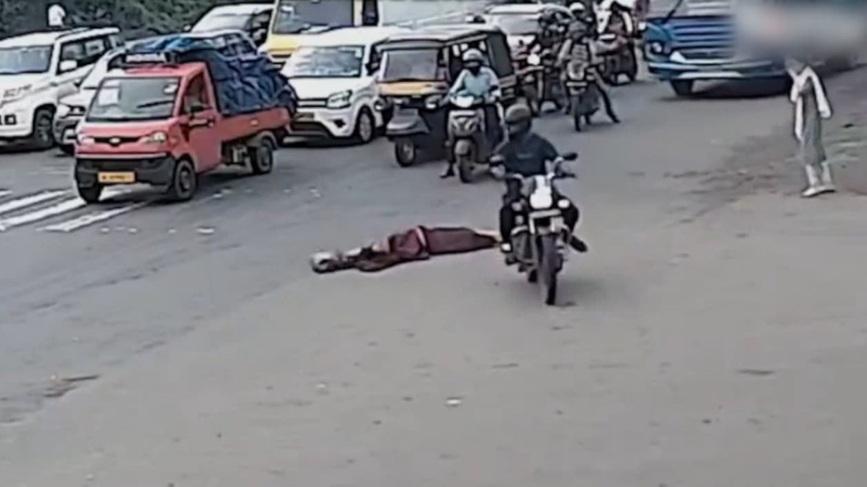 சிக்னலில் நிற்காமல் பெண் மீது மோதிவிட்டு தப்பிய இருசக்கர வாகன ஓட்டி கைது