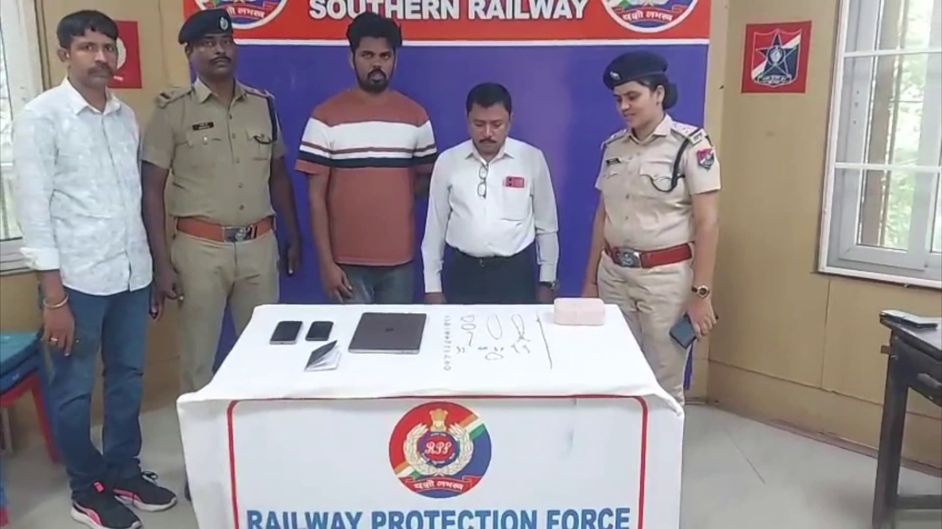 ரூ.14 லட்சம் பணத்துடன் பயணி தவறவிட்ட பை - பத்திரமாக மீட்டு ஒப்படைத்த ரயில்வே போலீசார்