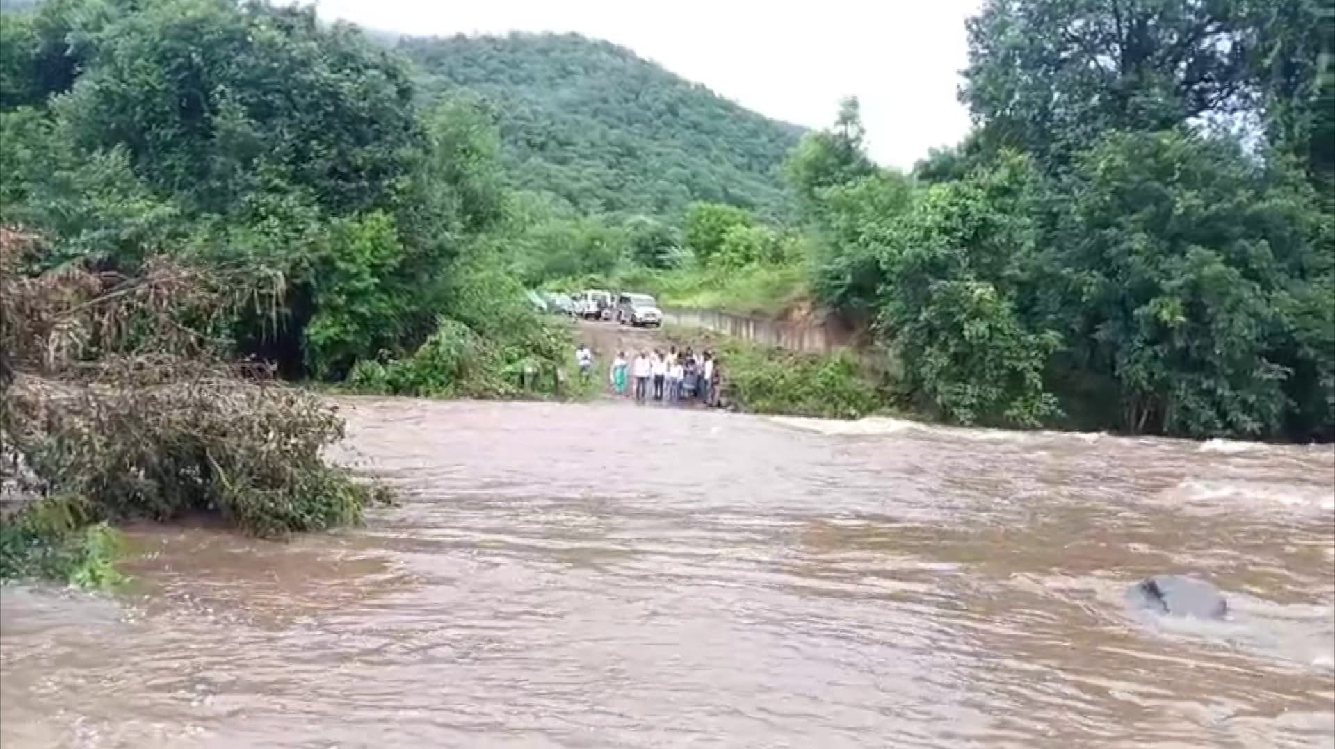 பாலாற்று வெள்ளத்தால் துண்டிக்கப்பட்ட மலைக் கிராமங்கள்