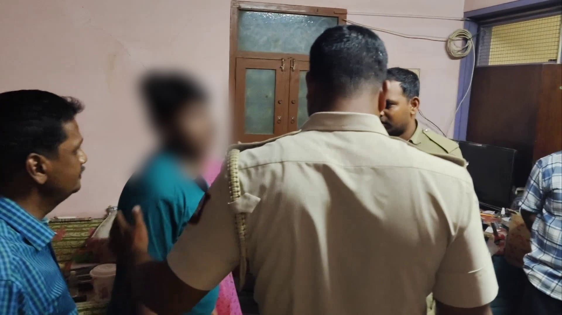 தூங்கிக் கொண்டிருந்த தாயைக் கத்தரிக் கோலால் குத்திய மகன்