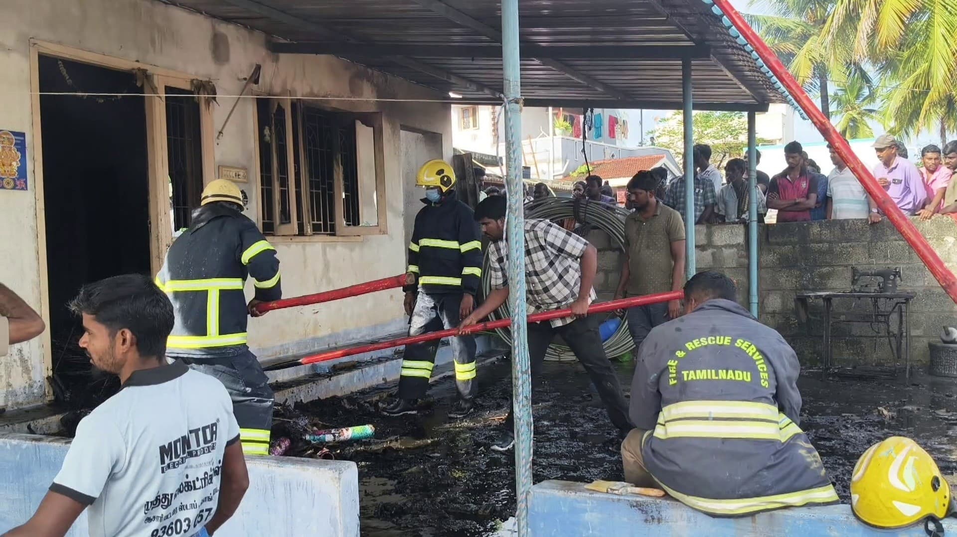 வீட்டில் வைத்திருந்து ரூ.5 லட்சம் மதிப்பு பட்டாசுகள் தீப்பிடித்து வெடித்து விபத்து..