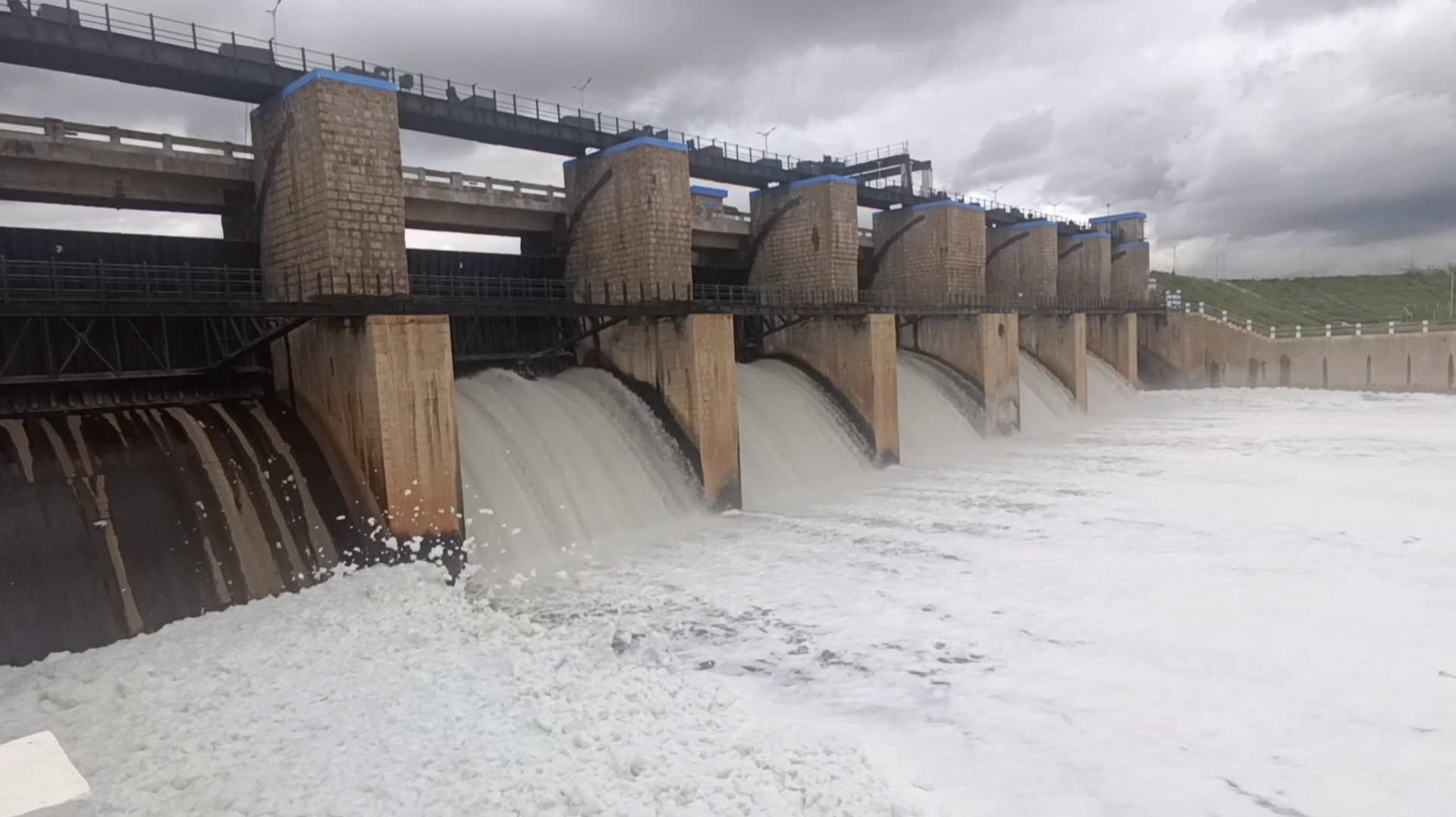 தென்பெண்ணை  ஆற்றில் குவியல் குவியலாக இரசாயன நுரைகள் செல்வதாக புகார்