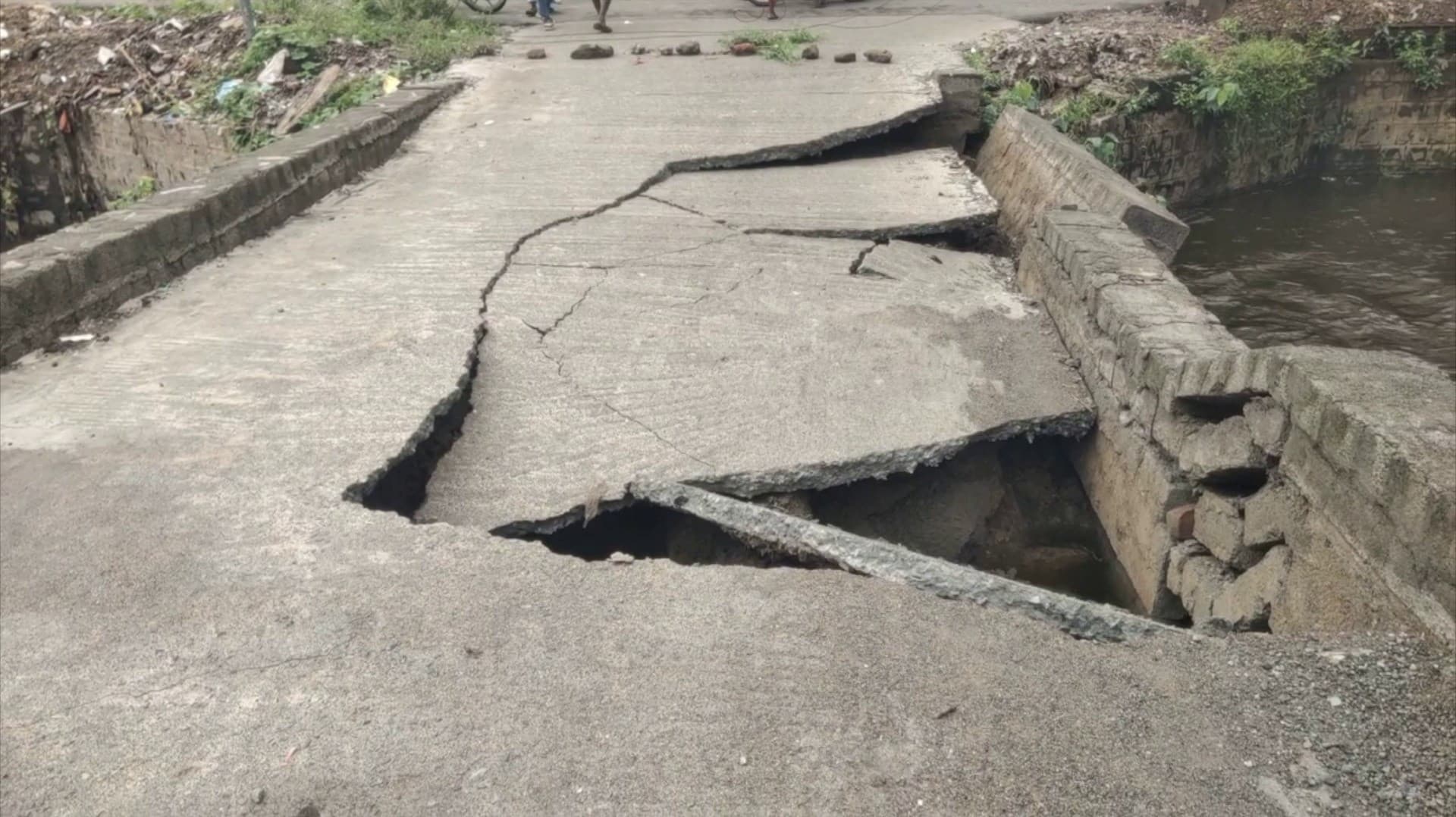 வெள்ளத்தால் உள்வாங்கிய ரூ.8 லட்சம் செலவில் அமைக்கப்பட்ட பாலம்