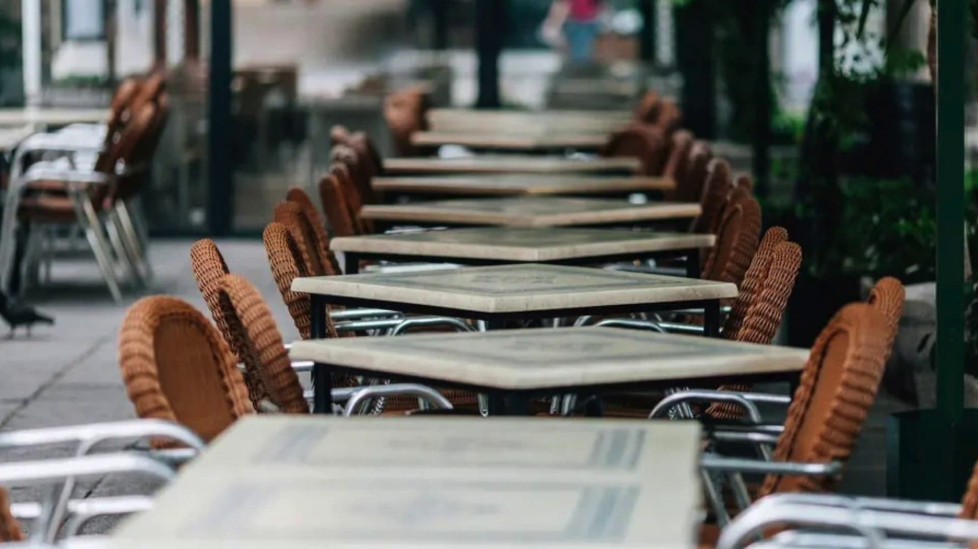 உணவகங்கள், மதுபான விடுதிகளில் 1,100 சேர்கள் திருட்டு.. ஒரு பெண் உள்பட 7 பேரைக் கைது செய்த போலீசார்