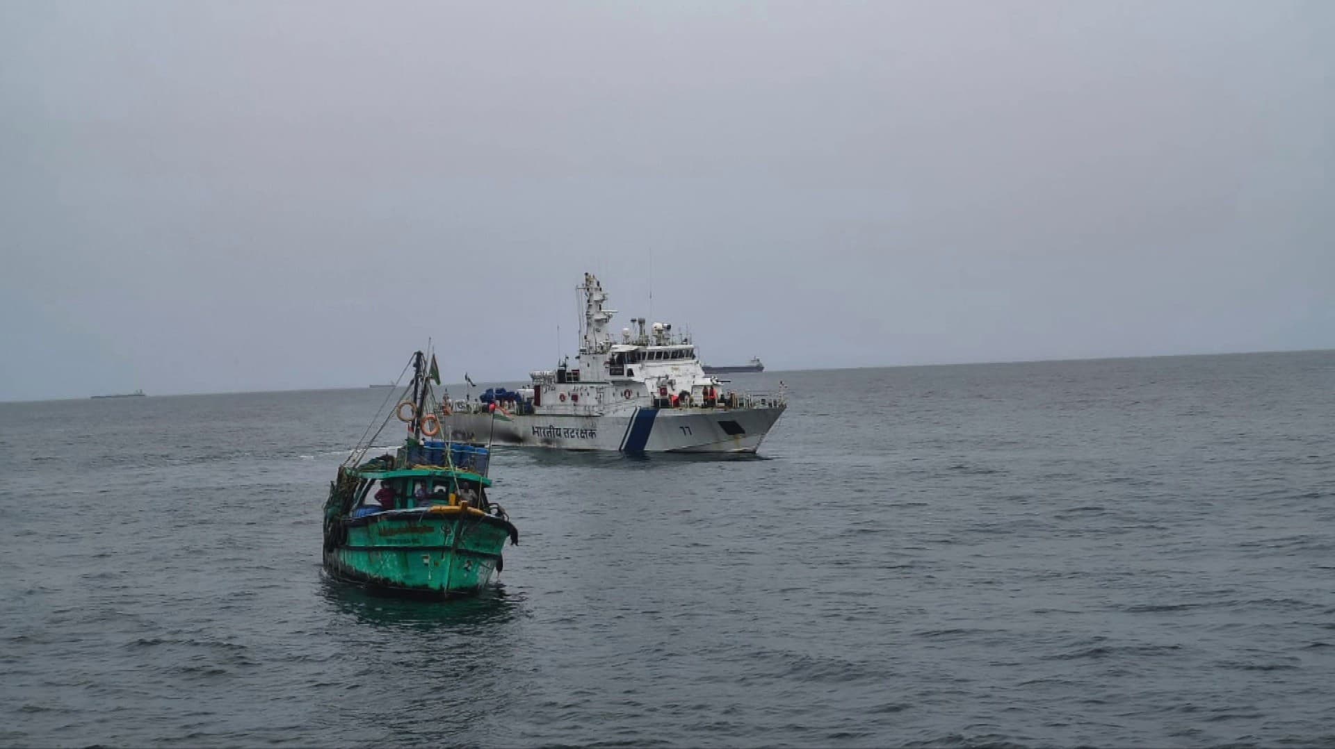 வங்கக்கடலில் புயல் அபாயம் கடலில் உள்ள மீனவர்கள் கரை திரும்ப கடலோர காவல்படை ரோந்து கப்பல்கள் மூலம் எச்சரிக்கை