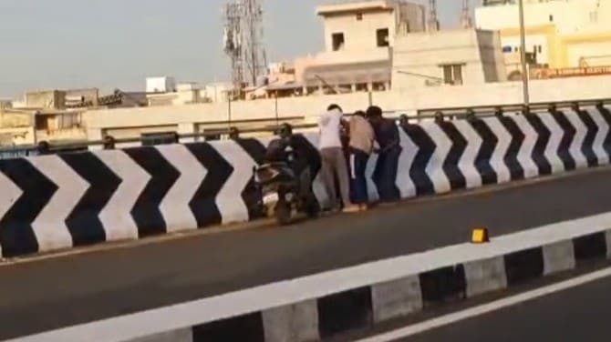 பாலத்தில் நடந்து சென்றவரிடம் பட்டப்பகலில் வழிப்பறி