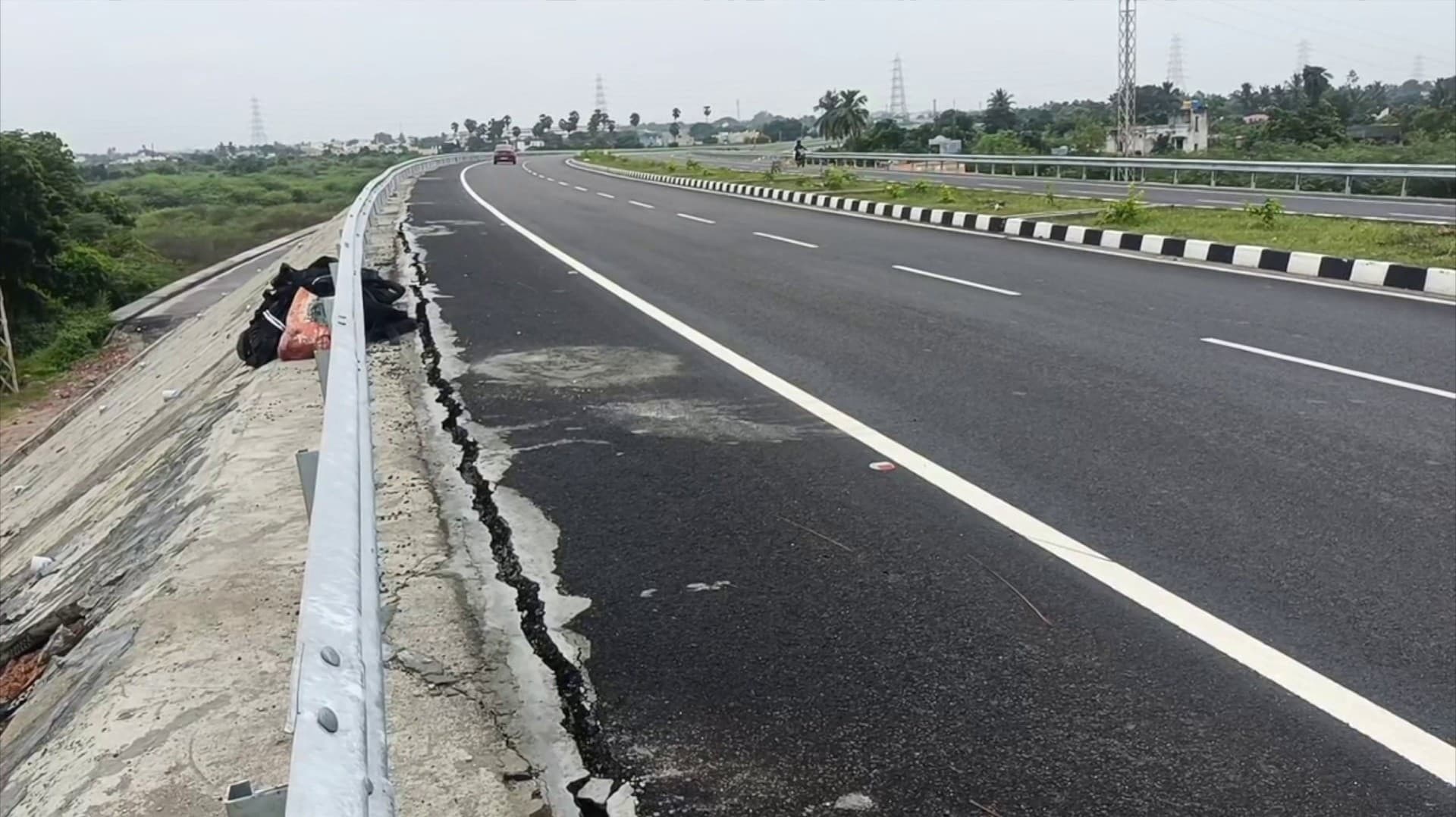 புதிய மேம்பாலத்தில் சுமார் 2 கிலோமீட்டர் தூரத்துக்கு சாலையோரம் ஏற்பட்டுள்ள விரிசல்